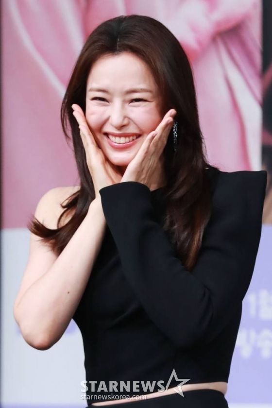 배우 이하늬가 12일 오후 서울 상암동 MBC 골든마우스홀에서 진행된 드라마 '밤에 피는 꽃' 제작발표회에 참석해 포즈를 취하고 있다. '밤에 피는 꽃'은 밤이 되면 담을 넘는 십오 년 차 수절과부 조여화(이하늬 분)와 사대문 안 모두가 탐내는 갓벽남 종사관 박수호(이종원 분)의 담 넘고 선 넘는 아슬아슬 코믹 액션 사극이다. /2024.01.12 /사진=이동훈