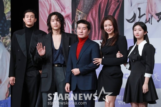 배우 이기우, 이종원, 김상중, 이하늬, 박세현이 12일 오후 서울 상암동 MBC 골든마우스홀에서 진행된 드라마 '밤에 피는 꽃' 제작발표회에 참석해 포즈를 취하고 있다. '밤에 피는 꽃'은 밤이 되면 담을 넘는 십오 년 차 수절과부 조여화(이하늬 분)와 사대문 안 모두가 탐내는 갓벽남 종사관 박수호(이종원 분)의 담 넘고 선 넘는 아슬아슬 코믹 액션 사극이다. /2024.01.12 /사진=이동훈