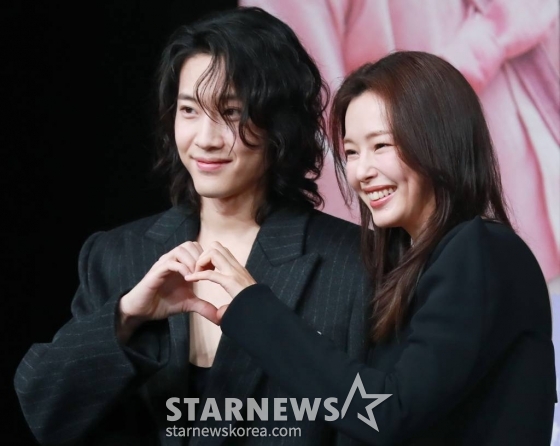 배우 이종원, 이하늬가 12일 오후 서울 상암동 MBC 골든마우스홀에서 진행된 드라마 '밤에 피는 꽃' 제작발표회에 참석해 포즈를 취하고 있다. '밤에 피는 꽃'은 밤이 되면 담을 넘는 십오 년 차 수절과부 조여화(이하늬 분)와 사대문 안 모두가 탐내는 갓벽남 종사관 박수호(이종원 분)의 담 넘고 선 넘는 아슬아슬 코믹 액션 사극이다. /2024.01.12 /사진=이동훈
