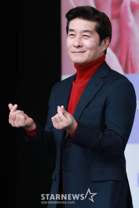 배우 김상중이 12일 오후 서울 상암동 MBC 골든마우스홀에서 진행된 드라마 '밤에 피는 꽃' 제작발표회에 참석해 포즈를 취하고 있다. '밤에 피는 꽃'은 밤이 되면 담을 넘는 십오 년 차 수절과부 조여화(이하늬 분)와 사대문 안 모두가 탐내는 갓벽남 종사관 박수호(이종원 분)의 담 넘고 선 넘는 아슬아슬 코믹 액션 사극이다. /2024.01.12 /사진=이동훈