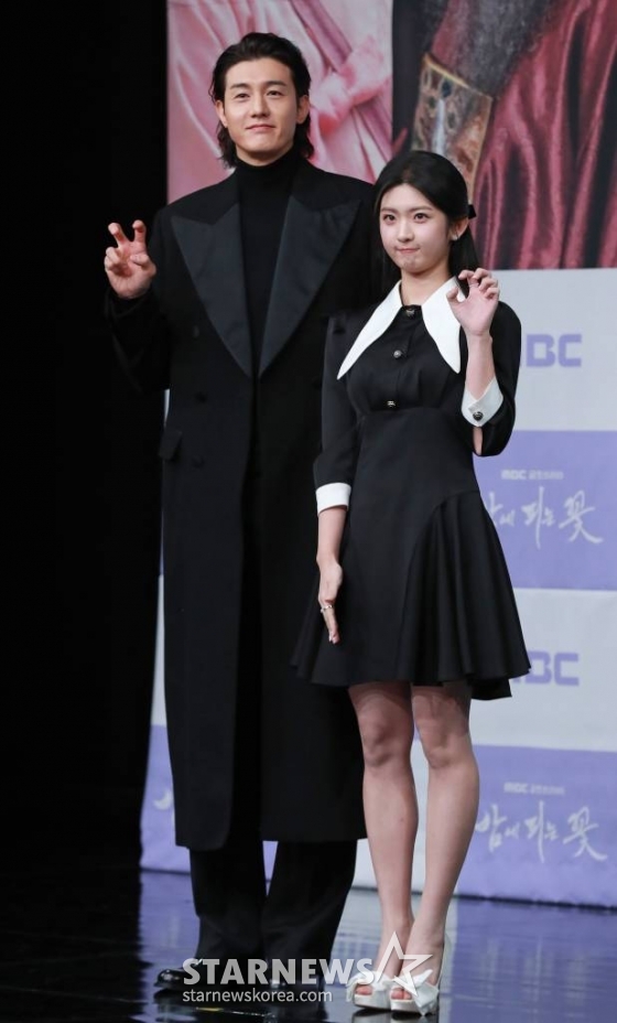 배우 이기우, 박세현이 12일 오후 서울 상암동 MBC 골든마우스홀에서 진행된 드라마 '밤에 피는 꽃' 제작발표회에 참석해 포즈를 취하고 있다. '밤에 피는 꽃'은 밤이 되면 담을 넘는 십오 년 차 수절과부 조여화(이하늬 분)와 사대문 안 모두가 탐내는 갓벽남 종사관 박수호(이종원 분)의 담 넘고 선 넘는 아슬아슬 코믹 액션 사극이다. /2024.01.12 /사진=이동훈
