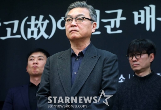 12일 오전 서울 중구 프레스센터에서 진행된 '고(故)이선균 배우의 죽음을 마주하는 문화예술인들의 요구'에 참석한 배우 김의성, 봉준호 감독, 가수 윤종신 등 관계자들이 성명서를 발표하고 있다. 2024.01.12 /사진=김창현