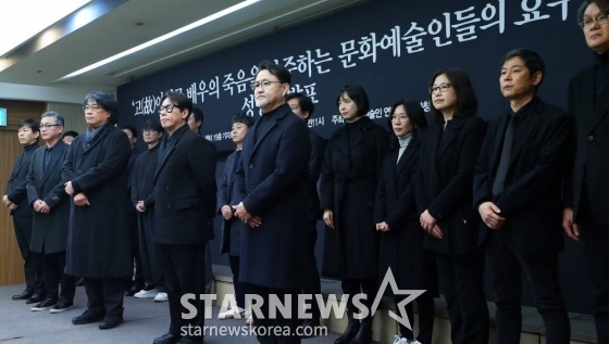 12일 오전 서울 중구 프레스센터에서 진행된 '고(故)이선균 배우의 죽음을 마주하는 문화예술인들의 요구'에 참석한 배우 김의성, 봉준호 감독, 가수 윤종신 등 관계자들이 성명서를 발표하고 있다. 2024.01.12 /사진=김창현 기자
