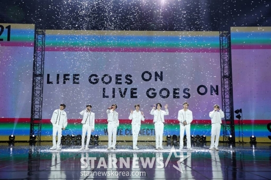 그룹 방탄소년단이 31일 온라인으로 진행된 빅히트 레이블 합동 콘서트 '2021 뉴 이어스 이브 라이브(2021 NEW YEAR’S EVE LIVE presented by Weverse)'에서 멋진 무댈르 선보이고 있다. / 사진제공 = 빅히트엔터테인먼트 /사진=김창현 기자 chmt@