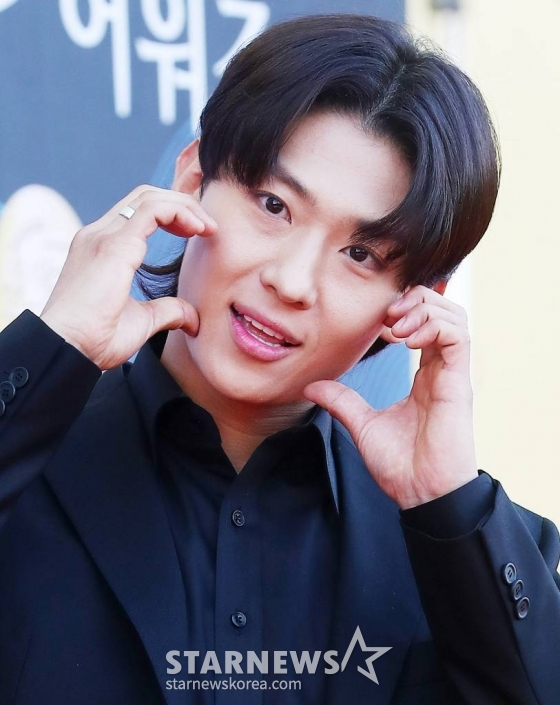 방송인 덱스가 19일 오후 인천 파라다이스 시티에서 열린 '제2회 청룡시리즈어워즈(Bluedragon Series Awards)' 레드카펫 행사에 참석하고 있다. '청룡시리즈어워즈'는 넷플릭스부터 디즈니+(플러스), 시즌, 애플TV+(플러스), 왓챠, 웨이브, 카카오TV, 쿠팡플레이, 티빙이 제작하거나 투자한 국내 드라마와 예능을 대상으로 한 국내 최초, 단독 시상식이다. 2023.07.19 /사진=김창현 기자 chmt@