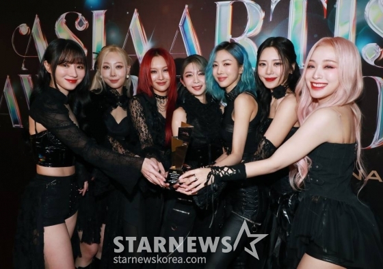 걸그룹 드림캐쳐가 14일 필리핀 아레나에서 열린 '2023 아시아 아티스트 어워즈 인 필리핀'(2023 Asia Artist Awards IN THE PHILIPPINES, 이하 '2023 AAA')에서 AAA 베스트 초이스상을 수상한 뒤 포즈를 취하고 있다.  2023.12.14 /사진=이동훈