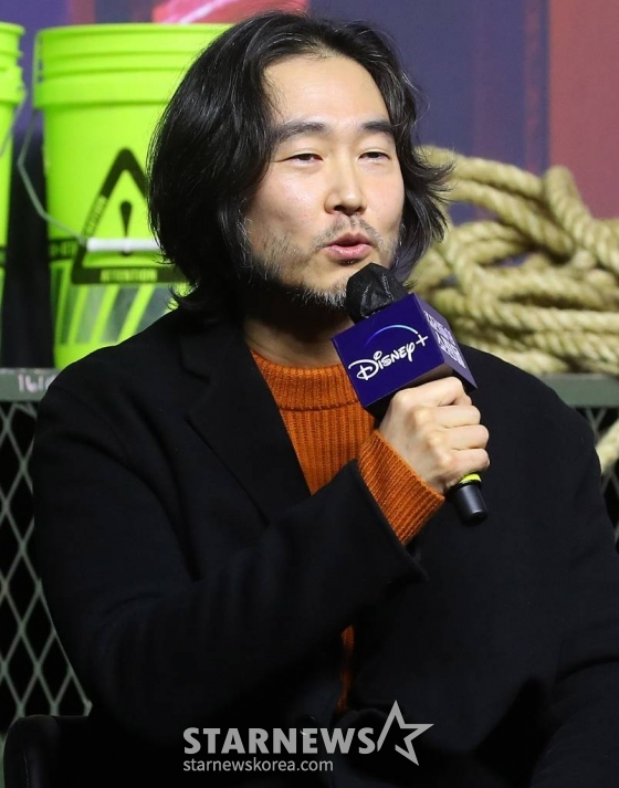 이권 감독이 15일 오전 서울 영등포구 여의도동 콘래드 서울에서 진행된 디즈니+ 오리지널 시리즈 '킬러들의 쇼핑몰' 제작발표회에 참석해 인사말을 하고 있다. '킬러들의 쇼핑몰'은 삼촌 진만(이동욱 분)이 남긴 위험한 유산으로 인해 수상한 킬러들의 표적이 된 조카 지안(김혜준 분)의 생존기를 다룬 스타일리시 뉴웨이브 액션물이다. 오늘 17일 공개. 2024.01.15 /사진=김창현