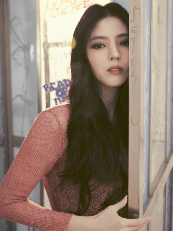 배우 한소희가 15일 오후 서울 종로구 북촌로의 한 카페에서 진행된 넷플릭스 오리지널 시리즈 '경성크리처' 관련 인터뷰를 위해 포즈를 취하고 있다. 한소희는 극 중 죽은 사람도 찾아낸다는 소문난 토두꾼 윤채옥으로 분해 날쌘 액션과 절제된 감정 연기를 선보였다. '경성크리처'는 시대의 어둠이 가장 짙었던 1945년 봄, 생존이 전부였던 두 청춘이 탐욕 위에 탄생한 괴물과 맞서는 이야기. / 사진제공 = 넷플릭스 /사진=김창현
