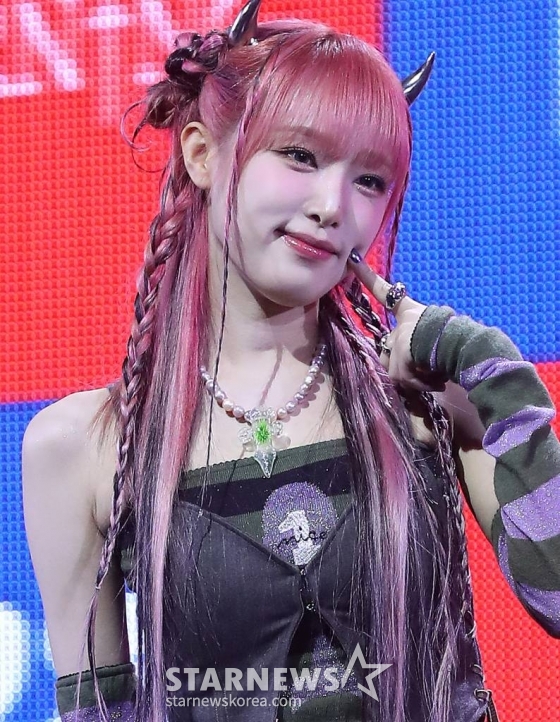 가수 최예나(YENA)가 15일 오후 서울 광진구 예스24 라이브홀에서 진행된 세 번째 미니 앨범 'GOOD MORNING(굿모닝)' 발매 기념 쇼케이스에 참석해 포즈를 취하고 있다. 신보 'GOOD MORNING'은 최예나의 한층 성장한 음악성은 물론 보다 진솔한 내면을 그려낸 앨범이다. 새로운 모닝 엔젤로 변신을 예고한 그는 다채로운 장르의 네 곡을 통해 듣는 이들에게 희망과 위로의 메시지를 전달할 예정이다. 2024.01.15 /사진=김창현
