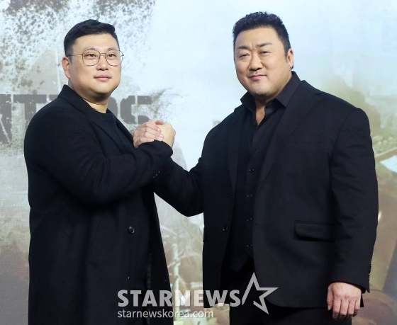 허명행 감독, 배우 마동석이 16일 오전 서울 종로구 JW메리어트 동대문 스퀘어 서울에서 진행된 넷플릭스 영화 '황야' 제작보고회에 참석해 포즈를 취하고 있다. '황야'는 폐허가 된 세상, 오직 힘이 지배하는 무법천지 속에서 살아가는 자들이 생존을 위해 벌이는 최후의 사투를 그린 액션 블록버스터다. 오는 26일 공개. 2024.01.16 /사진=김창현