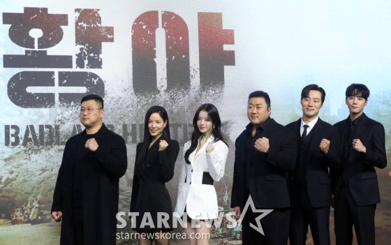 허명행 감독, 배우 안지혜, 노정의, 마동석, 이희준, 이준영이 16일 오전 서울 종로구 JW메리어트 동대문 스퀘어 서울에서 진행된 넷플릭스 영화 '황야' 제작보고회에 참석해 포즈를 취하고 있다.  '황야'는 폐허가 된 세상, 오직 힘이 지배하는 무법천지 속에서 살아가는 자들이 생존을 위해 벌이는 최후의 사투를 그린 액션 블록버스터다. 오는 26일 공개. 2024.01.16 /사진=김창현