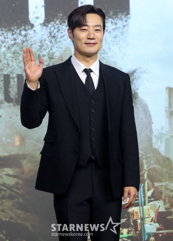 배우 이희준이 16일 오전 서울 종로구 JW메리어트 동대문 스퀘어 서울에서 진행된 넷플릭스 영화 '황야' 제작보고회에 참석해 포즈를 취하고 있다.  '황야'는 폐허가 된 세상, 오직 힘이 지배하는 무법천지 속에서 살아가는 자들이 생존을 위해 벌이는 최후의 사투를 그린 액션 블록버스터다. 오는 26일 공개. 2024.01.16 /사진=김창현