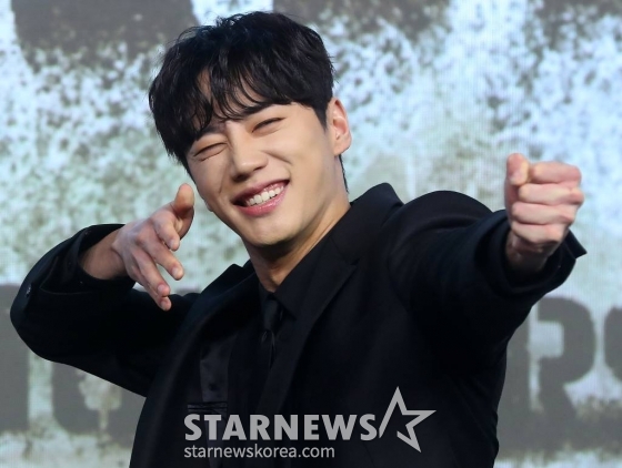 배우 이준영이 16일 오전 서울 종로구 JW메리어트 동대문 스퀘어 서울에서 진행된 넷플릭스 영화 '황야' 제작보고회에 참석해 포즈를 취하고 있다.  '황야'는 폐허가 된 세상, 오직 힘이 지배하는 무법천지 속에서 살아가는 자들이 생존을 위해 벌이는 최후의 사투를 그린 액션 블록버스터다. 오는 26일 공개. 2024.01.16 /사진=김창현