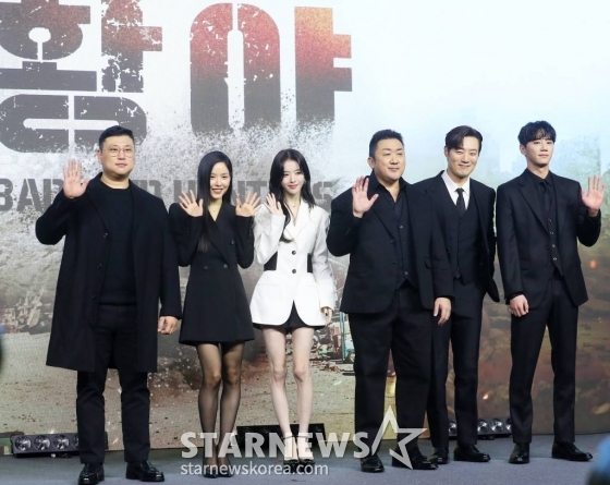 허명행 감독, 배우 안지혜, 노정의, 마동석, 이희준, 이준영이 16일 오전 서울 종로구 JW메리어트 동대문 스퀘어 서울에서 진행된 넷플릭스 영화 '황야' 제작보고회에 참석해 포즈를 취하고 있다.  '황야'는 폐허가 된 세상, 오직 힘이 지배하는 무법천지 속에서 살아가는 자들이 생존을 위해 벌이는 최후의 사투를 그린 액션 블록버스터다. 오는 26일 공개. 2024.01.16 /사진=김창현