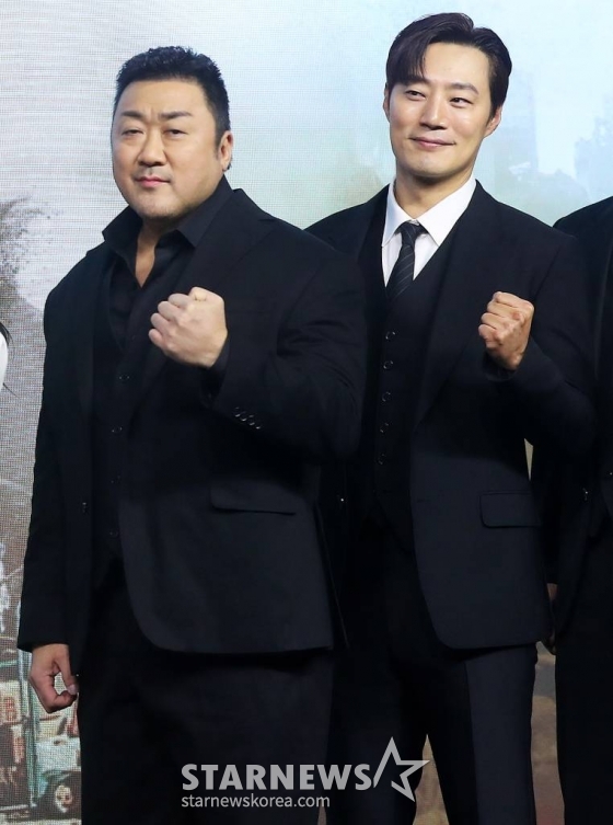 배우 마동석, 이희준이 16일 오전 서울 종로구 JW메리어트 동대문 스퀘어 서울에서 진행된 넷플릭스 영화 '황야' 제작보고회에 참석해 포즈를 취하고 있다.  '황야'는 폐허가 된 세상, 오직 힘이 지배하는 무법천지 속에서 살아가는 자들이 생존을 위해 벌이는 최후의 사투를 그린 액션 블록버스터다. 오는 26일 공개. 2024.01.16 /사진=김창현