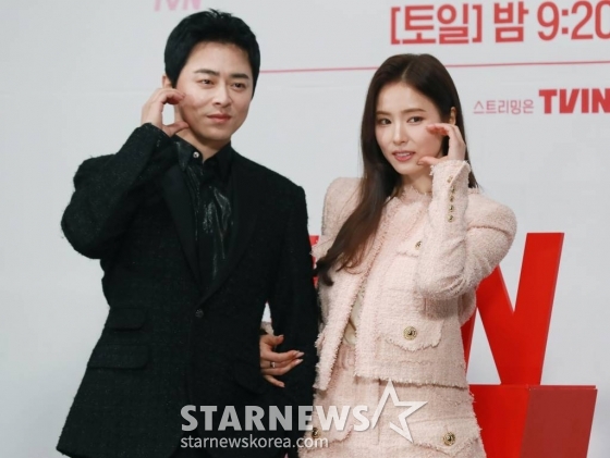 배우 조정석, 신세경이 16일 오후 서울 구로구 라마다 호텔에서 진행된 tvN 새 드라마 '세작, 매혹된 자들' 제작발표회에 참석해 포즈를 취하고 있다. 높은 자리에 있지만 마음은 비천한 임금 이인과 그를 무너뜨리기 위해 세작(첩자)이 된 여인의 잔혹한 운명을 그린 이야기 '세작, 매혹된 자들'은 오는 21일 1, 2부가 첫 방송된다. /2024.01.16 /사진=이동훈