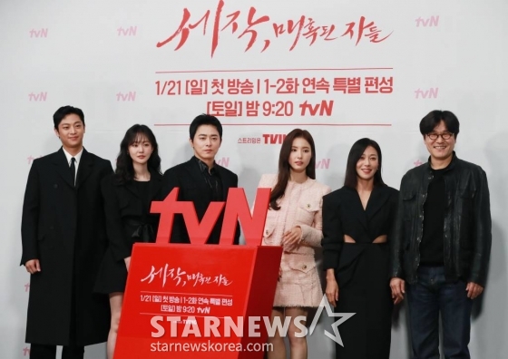 배우 이신영, 박예영, 조정석, 신세경, 장영남, 이규회가 16일 오후 서울 구로구 라마다 호텔에서 진행된 tvN 새 드라마 '세작, 매혹된 자들' 제작발표회에 참석해 포즈를 취하고 있다. 높은 자리에 있지만 마음은 비천한 임금 이인과 그를 무너뜨리기 위해 세작(첩자)이 된 여인의 잔혹한 운명을 그린 이야기 '세작, 매혹된 자들'은 오는 21일 1, 2부가 첫 방송된다. /2024.01.16 /사진=이동훈