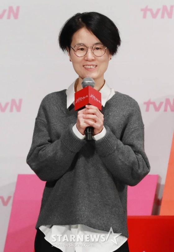 김선덕 작가가 16일 오후 서울 구로구 라마다 호텔에서 진행된 tvN 새 드라마 '세작, 매혹된 자들' 제작발표회에 참석해 질문에 답하고 있다. 높은 자리에 있지만 마음은 비천한 임금 이인과 그를 무너뜨리기 위해 세작(첩자)이 된 여인의 잔혹한 운명을 그린 이야기 '세작, 매혹된 자들'은 오는 21일 1, 2부가 첫 방송된다. /2024.01.16 /사진=이동훈