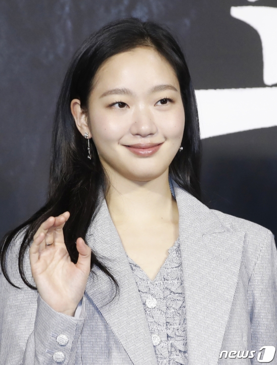 (서울=뉴스1) 권현진 기자 = 배우 김고은이 17일 서울 중구 더 플라자 호텔 서울에서 열린 영화 '파묘‘(감독 장재현) 제작보고회에서 포즈를 취하고 있다. '파묘'는 거액의 돈을 받고 수상한 묘를 이장한 풍수사와 장의사, 무속인들에게 벌어지는 기이한 사건을 담은 오컬트 미스터리 영화다. 2024.1.17/뉴스1 Copyright (C) 뉴스1. All rights reserved. 무단 전재 및 재배포, AI학습 이용 금지.