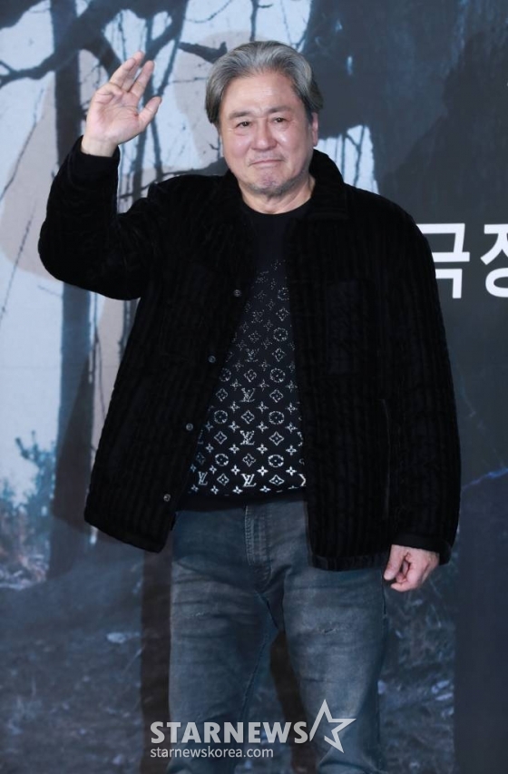 배우 최민식이 17일 오전 서울 더플라자 호텔에서 진행된 영화 '파묘'(감독 장재현) 제작발표회에 참석해 포즈를 취하고 있다. 거액의 돈을 받고 수상한 묘를 이장한 풍수사와 장의사, 무속인들에게 벌어지는 기이한 사건을 담은 오컬트 미스터리 영화 '파묘'는 오는 2월 개봉 예정이다. /2024.01.17 /사진=이동훈