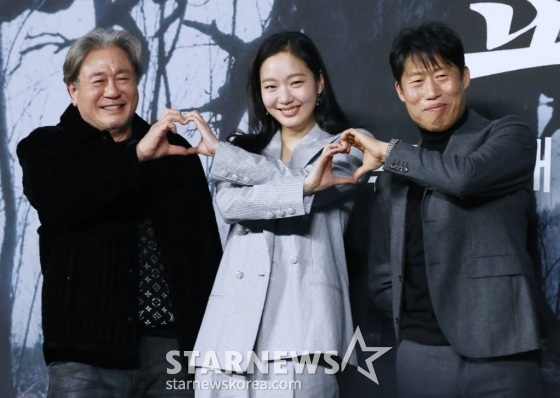 배우 최민식, 김고은, 유해진이 17일 오전 서울 더플라자 호텔에서 진행된 영화 '파묘'(감독 장재현) 제작발표회에 참석해 포즈를 취하고 있다.  거액의 돈을 받고 수상한 묘를 이장한 풍수사와 장의사, 무속인들에게 벌어지는 기이한 사건을 담은 오컬트 미스터리 영화 '파묘'는 오는 2월 개봉 예정이다. /2024.01.17 /사진=이동훈