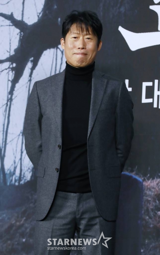배우 유해진이 17일 오전 서울 더플라자 호텔에서 진행된 영화 '파묘'(감독 장재현) 제작발표회에 참석해 포즈를 취하고 있다.  거액의 돈을 받고 수상한 묘를 이장한 풍수사와 장의사, 무속인들에게 벌어지는 기이한 사건을 담은 오컬트 미스터리 영화 '파묘'는 오는 2월 개봉 예정이다. /2024.01.17 /사진=이동훈