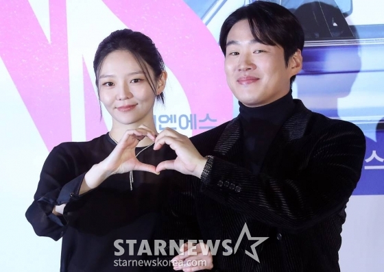 배우 이솜, 안재홍이 17일 오후 서울 용산구 아이파크몰 CGV에서 진행된 티빙 오리지널 시리즈 'LTNS' 제작발표회에 참석해 포즈를 취하고 있다. 'LTNS'는 짠한 현실에 관계마저 소원해진 부부 우진(이솜 분)과 사무엘(안재홍 분)이 돈을 벌기 위해 불륜 커플들의 뒤를 쫓으며 일어나는 예측불허 고자극 불륜 추적 활극이다. 오는 19일 오후 12시에 1, 2화가 공개되며, 이후에는 매주 목요일마다 2화씩 총 6화가 공개된다. 2024.01.17 /사진=김창현