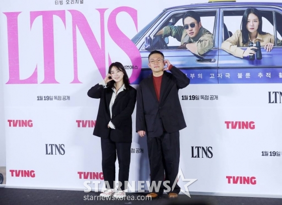전고운, 임대형 감독이 17일 오후 서울 용산구 아이파크몰 CGV에서 진행된 티빙 오리지널 시리즈 'LTNS' 제작발표회에 참석해 포즈를 취하고 있다. 'LTNS'는 짠한 현실에 관계마저 소원해진 부부 우진(이솜 분)과 사무엘(안재홍 분)이 돈을 벌기 위해 불륜 커플들의 뒤를 쫓으며 일어나는 예측불허 고자극 불륜 추적 활극이다. 오는 19일 오후 12시에 1, 2화가 공개되며, 이후에는 매주 목요일마다 2화씩 총 6화가 공개된다. 2024.01.17 /사진=김창현