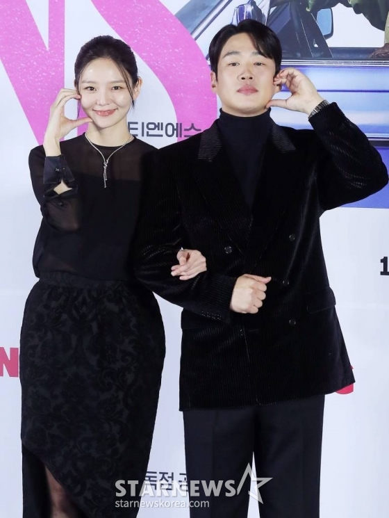 배우 이솜, 안재홍이 17일 오후 서울 용산구 아이파크몰 CGV에서 진행된 티빙 오리지널 시리즈 'LTNS' 제작발표회에 참석해 포즈를 취하고 있다. 'LTNS'는 짠한 현실에 관계마저 소원해진 부부 우진(이솜 분)과 사무엘(안재홍 분)이 돈을 벌기 위해 불륜 커플들의 뒤를 쫓으며 일어나는 예측불허 고자극 불륜 추적 활극이다. 오는 19일 오후 12시에 1, 2화가 공개되며, 이후에는 매주 목요일마다 2화씩 총 6화가 공개된다. 2024.01.17 /사진=김창현