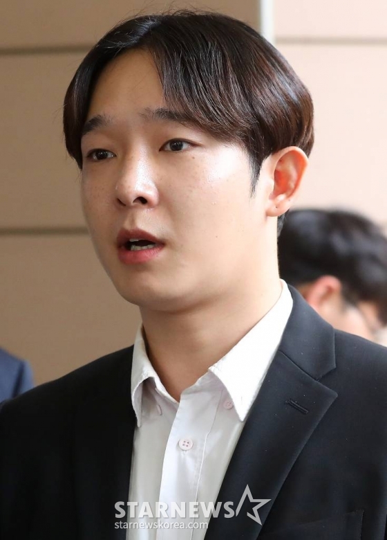 마약류 관리에 관한 법률 위반(향정) 혐의를 받고 있는 가수 남태현이 19일 오전 서울 마포구 서부지방법원에서 진행된 첫 공판 기일을 마친 뒤 법원을 나서고 있다. 남태현은 지난해 8월 마약 파문에 휘말렸다. 당시 채널A 예능프로그램 '하트시그널3' 출연자였던 서민재가 SNS를 통해 남태현과의 필로폰 투약을 폭로했던 것. 이에 경찰은 지난해 9월 서민재와 남태현의 소변과 모발을 채취해 국립과학수사연구원(국과수) 감정을 의뢰했다. 검사 결과 필로폰 양성 반응 결과가 나온 것으로 전해졌다. 2023.10.19 /사진=김창현