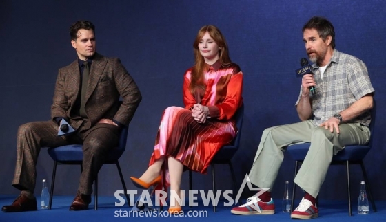 할리우드 배우 샘 록웰이 18일 오전 서울 종로구 포시즌스호텔 서울에서 진행된 할리우드 영화 '아가일' 내한 기자회견에서 취재진 질의에 답하고 있다. '아가일' 자신의 스파이 소설이 현실이 되자 전 세계 스파이들의 표적이 된 작가 엘리(브라이스 달라스 하워드)가 위기를 벗어나기 위해 소설의 다음 챕터를 쓰고, 현실 속 레전드 요원 아가일(헨리 카빌)을 찾아가는 이야기를 그린 작품이다. 내달 7일 개봉. 2024.01.18 /사진=김창현