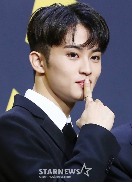 보이 그룹 NCT DREAM(엔시티 드림) 마크가 17일 오후 서울 송파구 롯데호텔 월드에서 진행된 정규 3집 'ISTJ'(아이에스티제이) 발매 기념 기자간담회에 참석해 포즈를 취하고 있다. 이번 앨범명과 동명의 타이틀 곡 'ISTJ'는 하이브리드 힙합 댄스 곡으로 가사에는 MBTI의 정형화된 틀을 깨고, ISTJ인 상대를 해석하는 나만의 방법을 가졌다는 ENFP의 자신감에 찬 이야기를 담았으며 NCT DREAM만의 색깔로 해석한 MBTI는 어떤 매력일지 궁금증을 고조시킨다. 2023.07.17 /사진=김창현 기자 chmt@