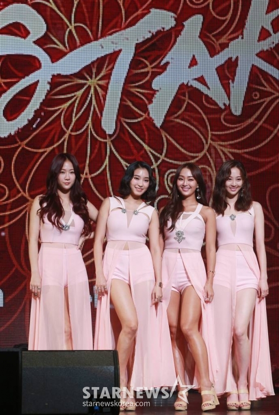 걸그룹 씨스타가 21일 오후 서울 광진구 광장동 예스24 라이브홀에서 진행된 네 번째 미니앨범 '몰아애'(沒我愛) 쇼케이스에서 포즈를 취하고 있다.  '몰아애'는 타이틀 곡 '아이 라이크 댓'(I Like That)은 상대가 나쁜 남자인 걸 뻔히 알면서도 빠져드는, 사랑에 홀린 여자의 모순적인 마음을 표현한 댄스곡. 'Touch My Body'를 작업한 히트 작곡가팀 블랙아이드필승이 프로듀싱을 맡아 강렬한 브라스와 매혹적인 보컬에 솔직한 스토리텔링을 담았다. /사진=김창현 기자 chmt@