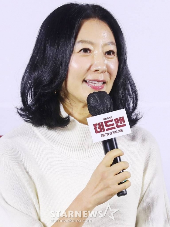 배우 김희애가 19일 오전 서울 성동구 메가박스 성수에서 진행된 영화 '데드맨' 제작보고회에 참석해 인사말을 하고 있다. '데드맨'은 이름값으로 돈을 버는 일명 바지사장계의 에이스가 1000억 원 횡령 누명을 쓰고 '죽은 사람'으로 살아가게 된 후 이름 하나로 얽힌 사람들과 빼앗긴 인생을 되찾기 위해 추적에 나서는 이야기를 그린 영화다. 내달 7일 개봉. 2024.01.19 /사진=김창현