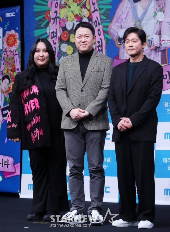 방송인 풍자, 김구라, 김대호 아나운서가 22일 오후 서울 마포구 상암동 MBC 사옥에서 진행된 예능 '도망쳐: 손절 대행 서비스' 제작발표회에 참석해 포즈를 취하고 있다. '도망쳐'는 다양한 인간관계 속 '몹쓸 인연'으로부터 도망치고 싶어도 도망치지 못한 이들을 위해 김구라, 김대호, 풍자가 대신 관계를 정리해 주는 토크쇼다. 매주 월요일 밤 9시 방송. 2024.01.22 /사진=김창현