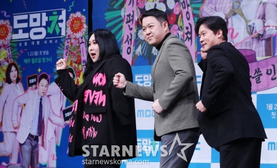 방송인 풍자, 김구라, 김대호 아나운서가 22일 오후 서울 마포구 상암동 MBC 사옥에서 진행된 예능 '도망쳐: 손절 대행 서비스' 제작발표회에 참석해 포즈를 취하고 있다. '도망쳐'는 다양한 인간관계 속 '몹쓸 인연'으로부터 도망치고 싶어도 도망치지 못한 이들을 위해 김구라, 김대호, 풍자가 대신 관계를 정리해 주는 토크쇼다. 매주 월요일 밤 9시 방송. 2024.01.22 /사진=김창현