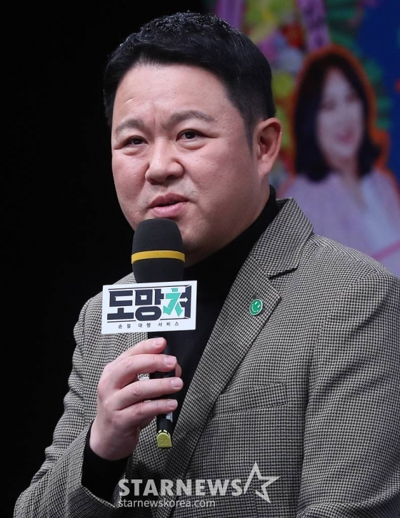방송인 김구라가 22일 오후 서울 마포구 상암동 MBC 사옥에서 진행된 예능 '도망쳐: 손절 대행 서비스' 제작발표회에 참석해 인사말을 하고 있다. '도망쳐'는 다양한 인간관계 속 '몹쓸 인연'으로부터 도망치고 싶어도 도망치지 못한 이들을 위해 김구라, 김대호, 풍자가 대신 관계를 정리해 주는 토크쇼다. 매주 월요일 밤 9시 방송. 2024.01.22 /사진=김창현