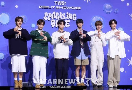 신인그룹 TWS(투어스)가 22일 오후 서울 용산구 블루스퀘어에서 진행된 미니 1집 'Sparkling Blue' 발매 기념 쇼케이스에 참석해 포즈를 취하고 있다. TWS는 플레디스 엔터테인먼트가 세븐틴 이후 무려 9년 만에 선보이는 보이그룹이자, 하이브 레이블즈가 자신 있게 내세운 2024년 데뷔 첫 주자다. 탄탄한 퍼포먼스 실력과 비주얼, 탁월한 음악 감각을 지닌 6명의 최정예 멤버로 구성됐다. TWS는 'TWENTY FOUR SEVEN WITH US'의 줄임말로, 하루를 뜻하는 숫자 24와 일주일을 뜻하는 숫자 7은 '모든 순간'을 의미한다. 'Sparkling Blue'에는 타이틀곡 '첫 만남은 계획대로 되지 않아'를 비롯해 'unplugged boy', 'first hooky', 'BFF'와 지난 2일 선공개된 'Oh Mymy : 7s (오마마)' 등 모두 5곡이 수록됐다. 2024.01.22 /사진=김창현