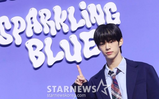 신인그룹 TWS(투어스) 도훈이 22일 오후 서울 용산구 블루스퀘어에서 진행된 미니 1집 'Sparkling Blue' 발매 기념 쇼케이스에 참석해 포즈를 취하고 있다. TWS는 플레디스 엔터테인먼트가 세븐틴 이후 무려 9년 만에 선보이는 보이그룹이자, 하이브 레이블즈가 자신 있게 내세운 2024년 데뷔 첫 주자다. 탄탄한 퍼포먼스 실력과 비주얼, 탁월한 음악 감각을 지닌 6명의 최정예 멤버로 구성됐다. TWS는 'TWENTY FOUR SEVEN WITH US'의 줄임말로, 하루를 뜻하는 숫자 24와 일주일을 뜻하는 숫자 7은 '모든 순간'을 의미한다. 'Sparkling Blue'에는 타이틀곡 '첫 만남은 계획대로 되지 않아'를 비롯해 'unplugged boy', 'first hooky', 'BFF'와 지난 2일 선공개된 'Oh Mymy : 7s (오마마)' 등 모두 5곡이 수록됐다. 2024.01.22 /사진=김창현