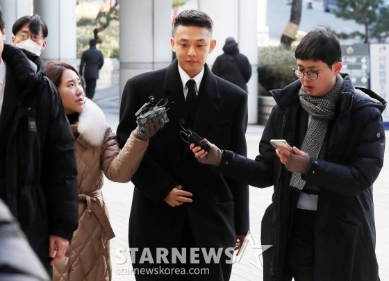 마약류 관리에 관한 법률 위반(향정) 등 혐의로 기소된 배우 유아인(본명 엄홍식)이 22일 오전 서울 서초구 중앙지법에서 열린 공판에 출석하고 있다. 유아인은 지난해 10월 프로포폴 상습 투약, 타인 명의 수면제 불법 처방 매수, 대마흡연 및 교사, 증거인멸교사 등 혐의로 불구속 기소됐다. 2024.01.22 /사진=김창현