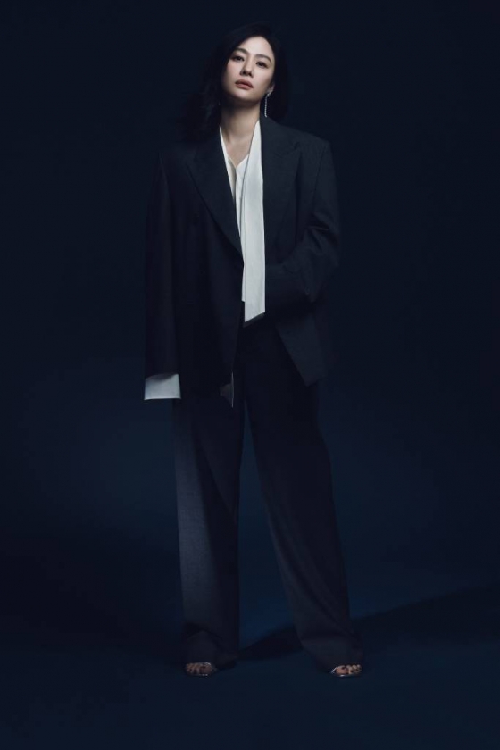 배우 김현주가 23일 오후 서울 종로구 삼청동의 한 카페에서 진행된 넷플릭스 오리지널 시리즈 '선산' 관련 인터뷰를 위해 포즈를 취하고 있다. '선산'은 존재조차 잊고 지내던 작은아버지의 죽음 후 남겨진 선산을 상속받게 되면서 불길한 일들이 연속되고 이와 관련된 비밀이 드러나며 벌어지는 이야기를 그린다. / 사진제공 = 넷플릭스 /사진=김창현