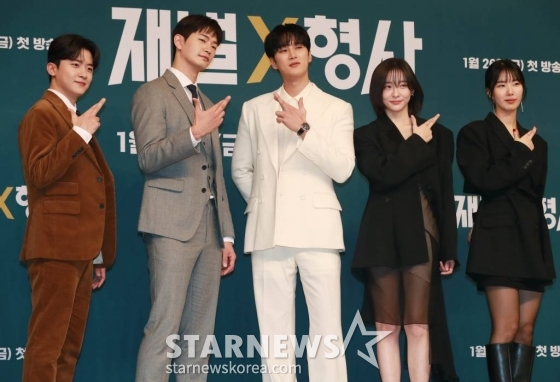 배우 김신비, 강상준, 안보현, 빅지현, 정가희가 23일 오후 서울 양천구 목동 SBS에서 진행된 SBS 금토드라마 '재벌X형사' 제작발표회에 참석해 포즈를 취하고 있다. 철부지 재벌3세가 강력팀 형사가 되어 보여주는 '돈에는 돈, 빽에는 빽' FLEX 수사기 '재벌X형사'는 오는 26일 첫 방송된다. /2024.01.23 /사진=이동훈