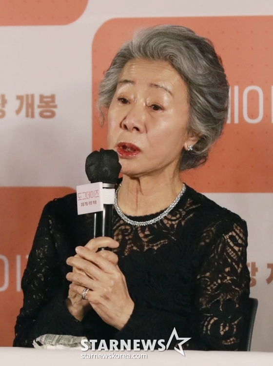 배우 윤여정이 24일 오후 서울 CGV용산아이파크몰에서 진행된 영화 '도그데이즈'(감독 김덕민) 언론시사회 및 기자간담회에 참석해 질문에 답하고 있다. /2024.01.24
