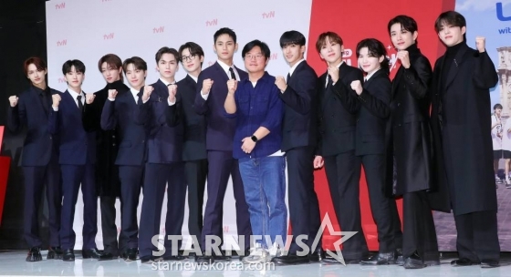 그룹 세븐틴, 나영석 PD가 3일 오후 서울 강남구 논현동 엘리에나호텔에서 진행된 tvN 예능 '나나투어 with 세븐틴' 제작발표회에 참석해 포즈를 취하고 있다. '나나투어 with 세븐틴'은, 가이드로 재취업한 여행 예능 20년 차 베테랑 'NA이드'(나영석 PD)와 함께 여름의 이탈리아로 떠난 데뷔 9년 차 세븐틴의 진한 '우정 여행기'를 담은 버라이어티 예능 프로그램이다. 오는 5일 첫 방송. 2024.01.03 /사진=김창현