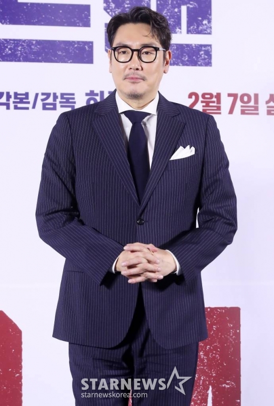 배우 조진웅이 19일 오전 서울 성동구 메가박스 성수에서 진행된 영화 '데드맨' 제작보고회에 참석해 포즈를 취하고 있다.  '데드맨'은 이름값으로 돈을 버는 일명 바지사장계의 에이스가 1000억 원 횡령 누명을 쓰고 '죽은 사람'으로 살아가게 된 후 이름 하나로 얽힌 사람들과 빼앗긴 인생을 되찾기 위해 추적에 나서는 이야기를 그린 영화다. 내달 7일 개봉. 2024.01.19 /사진=김창현