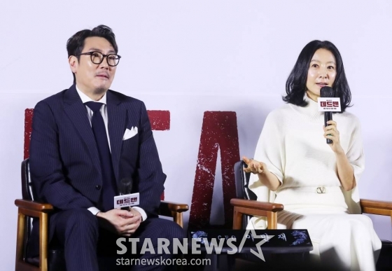 배우 김희애가 19일 오전 서울 성동구 메가박스 성수에서 진행된 영화 '데드맨' 제작보고회에 참석해 취재진 질의에 답하고 있다. '데드맨'은 이름값으로 돈을 버는 일명 바지사장계의 에이스가 1000억 원 횡령 누명을 쓰고 '죽은 사람'으로 살아가게 된 후 이름 하나로 얽힌 사람들과 빼앗긴 인생을 되찾기 위해 추적에 나서는 이야기를 그린 영화다. 내달 7일 개봉. 2024.01.19 /사진=김창현
