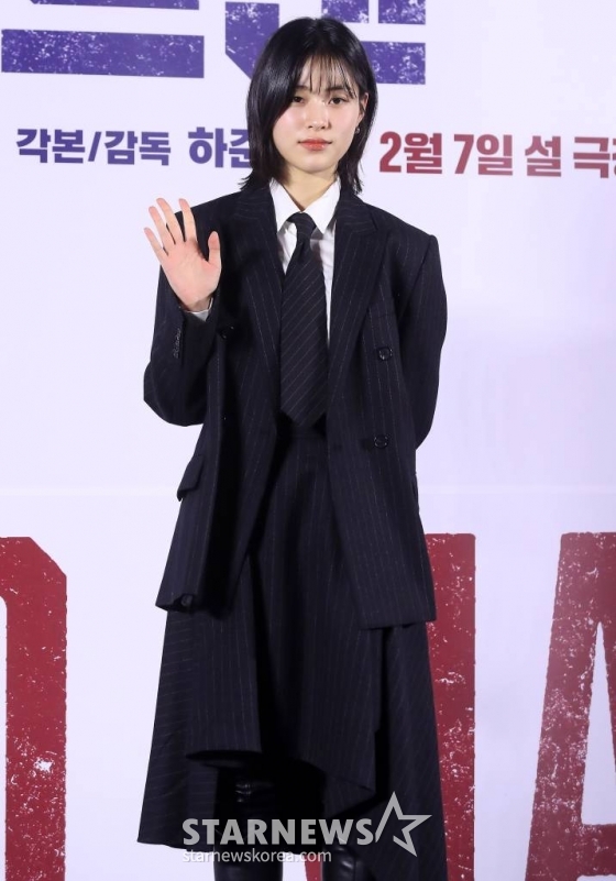 배우 이수경이 19일 오전 서울 성동구 메가박스 성수에서 진행된 영화 '데드맨' 제작보고회에 참석해 포즈를 취하고 있다. '데드맨'은 이름값으로 돈을 버는 일명 바지사장계의 에이스가 1000억 원 횡령 누명을 쓰고 '죽은 사람'으로 살아가게 된 후 이름 하나로 얽힌 사람들과 빼앗긴 인생을 되찾기 위해 추적에 나서는 이야기를 그린 영화다. 내달 7일 개봉. 2024.01.19 /사진=김창현