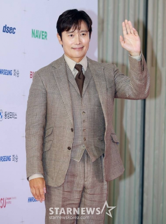 배우 이병헌이 5일 오후 부산 해운대구 시그니엘에서 진행된 '2023 부일영화상' 레드카펫 행사에 참석해 포즈를 취하고 있다. 2023.10.05 /사진=김창현