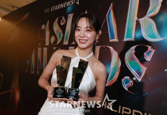 배우 김세정이 14일 필리핀 아레나에서 열린 '2023 아시아 아티스트 어워즈 인 필리핀'(2023 Asia Artist Awards IN THE PHILIPPINES, 이하 '2023 AAA')에서 AAA 베스트 액터, 인기상을 수상한 뒤 포즈를 취하고 있다.  '2023 AAA'는 스타뉴스가 주최하고 Asia Artist Awards 조직위원회, TONZ 엔터테인먼트, PULP Live World가 공동 주관한다. 그룹 아이브(IVE) 장원영, 가수 강다니엘, 그룹 제로베이스원 성한빈이 MC를 맡았다. 2023.12.14 /사진=이동훈