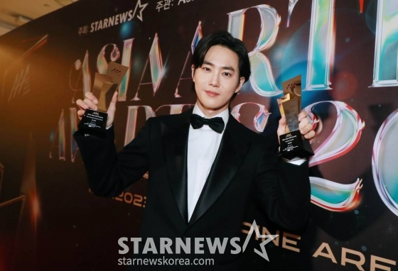 그룹 EXO 멤버 겸 배우 수호가 14일 필리핀 아레나에서 열린 '2023 아시아 아티스트 어워즈 인 필리핀'(2023 Asia Artist Awards IN THE PHILIPPINES, 이하 '2023 AAA')에서 AAA 이모티브, 베스트 액팅 퍼포먼스 상을 수상한 뒤 포즈를 취하고 있다. 2023.12.14 /사진=이동훈